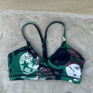 NWOT women’s size small camouflage CVG move free sports bra